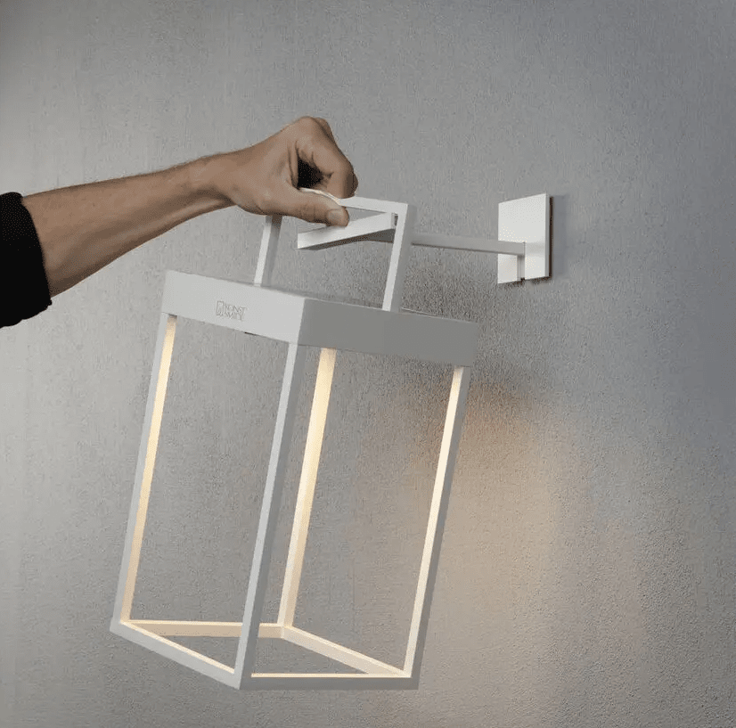 Portofino 30cm Blanc lampe solaire De Konstsmide - La lampe dispose d'un variateur permettant de régler la luminosité et la température de couleur.