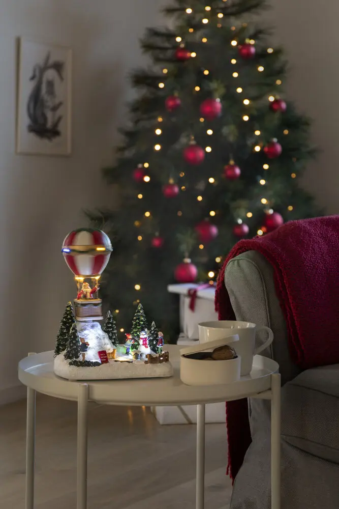 Décoration De Noël Mécanique Avec Montgolfière Multicolore De Konstsmide - Entrez dans l'esprit de No&euml;l avec cette d&eacute;coration de No&euml;l m&eacute;canique imaginative : une montgolfi&egrave;re avec le P&egrave;re No&euml;l flottant au-dessus d'un paysage hivernal !