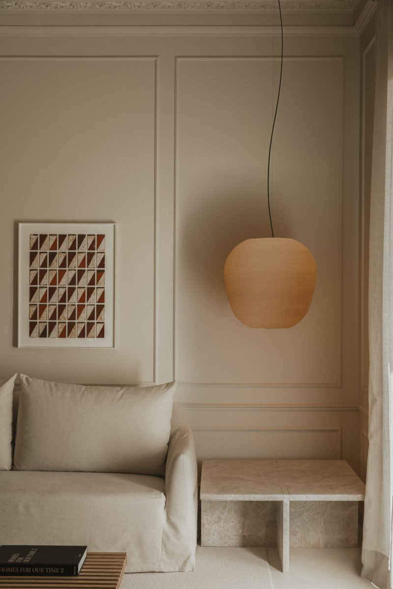 Tierra Ø52 Beige suspension De Faro Barcelona - La lampe Tierra 520, con&ccedil;ue par H&eacute;ctor Serrano, est fabriqu&eacute;e en PLA imprim&eacute; en 3D et en cellulose de pin recycl&eacute;e.