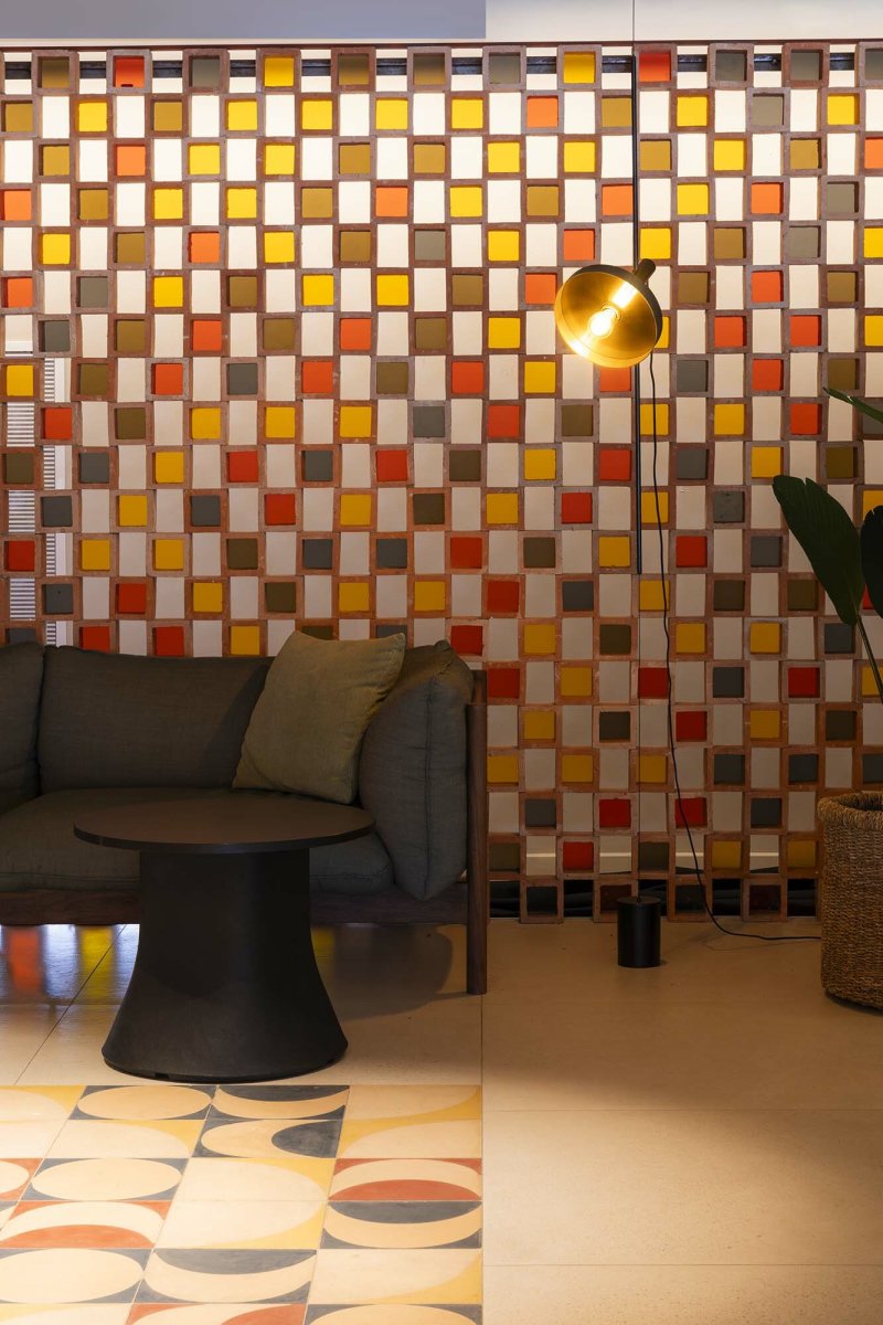Whizz Noir lampadaire De Faro Barcelona - Id&eacute;al pour un &eacute;clairage d'ambiance dans les salons, les espaces de travail ou les espaces d&eacute;tente.