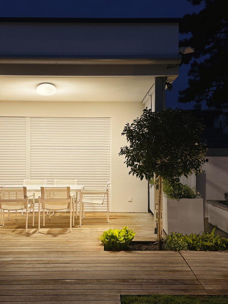 Outdoor Essential 32cm Blanc De Ledvance - Avec un indice de protection IP44, il est r&eacute;sistant &agrave; l'humidit&eacute; et &agrave; la poussi&egrave;re, ce qui le rend parfait pour les salles de bains, les couloirs, les cuisines ou les espaces ext&eacute;rieurs abrit&eacute;s.