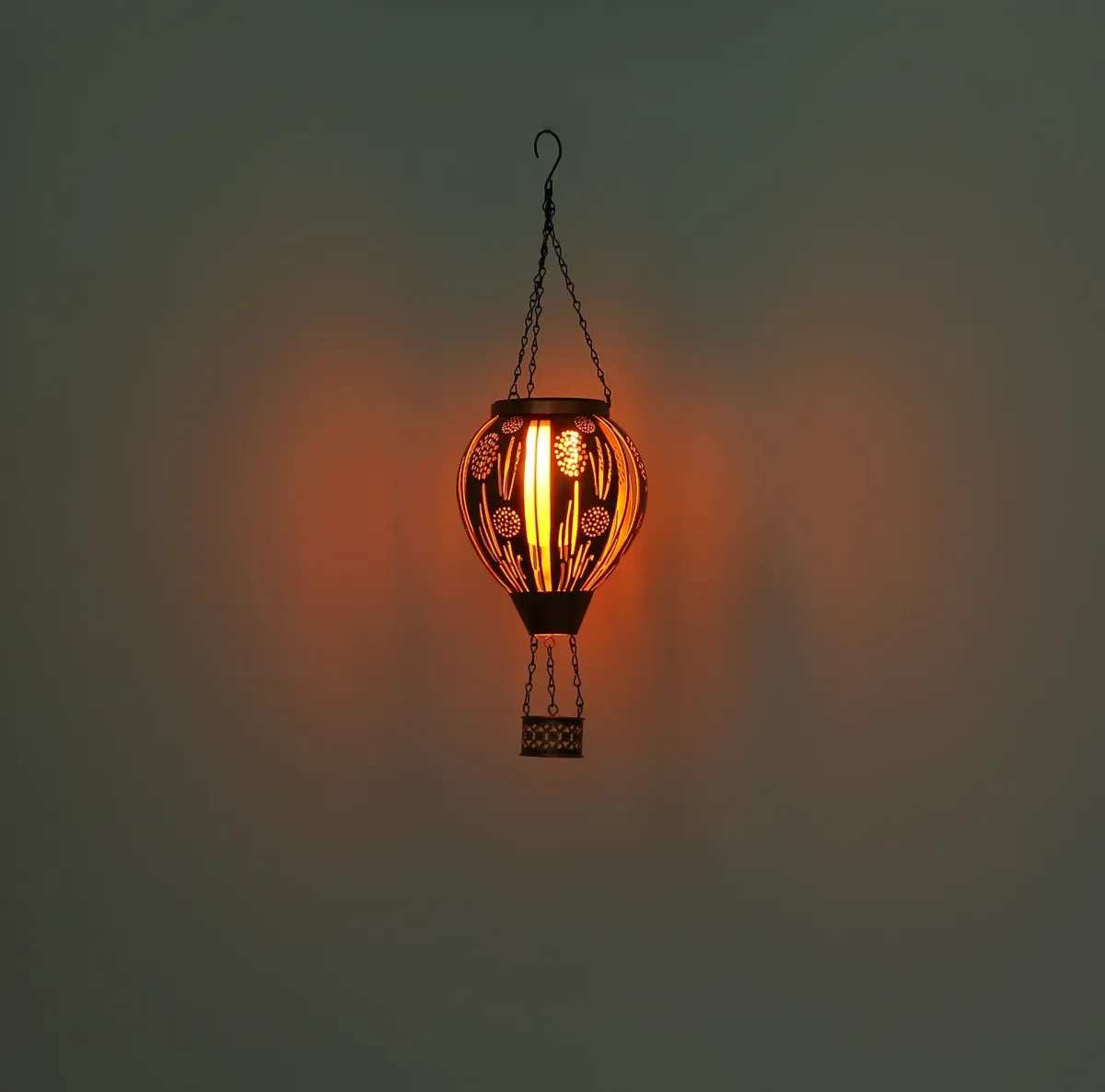 Balloon Cuivre lampe solaire De Globo Lighting - En unik och st&auml;mningsfull detalj som ger utomhusmilj&ouml;n en lekfull och elegant touch!