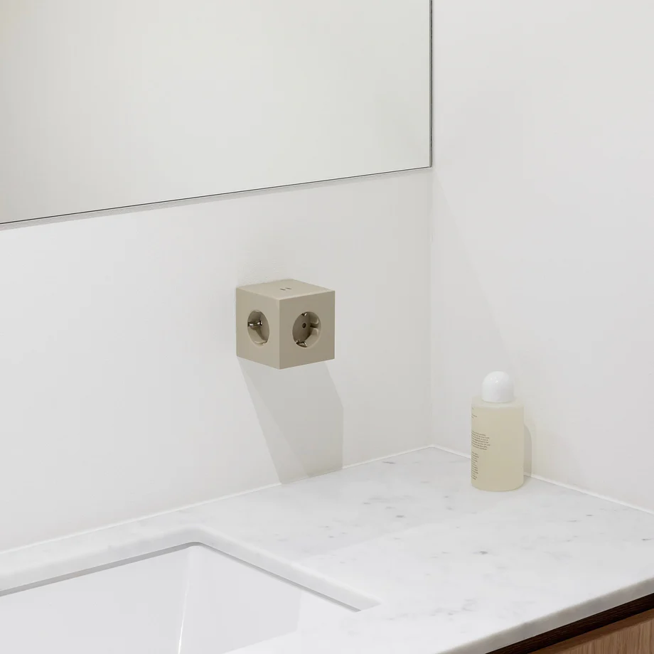 Square 2 Socket extender with 30W Dual USBC Sable De Avolt - Rallonge de prise d'Avolt au design &eacute;l&eacute;gant avec un cube en plastique recycl&eacute; et une plaque magn&eacute;tique sur le fond pour l'accrocher au mur.