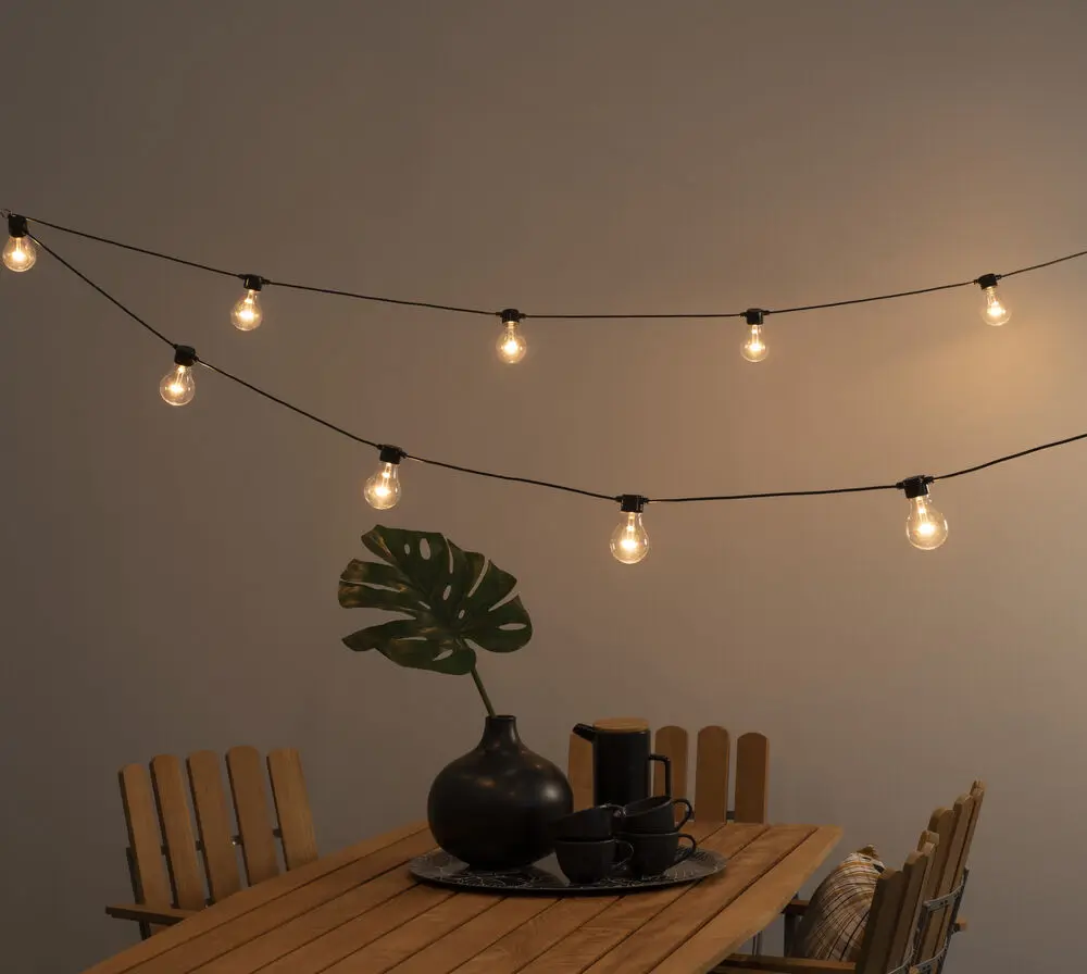 Guirlande lumineuse, LED ambre, 10m Noir De Konstsmide - Avec un indice de protection IP44 et suffisamment robuste pour une utilisation int&eacute;rieure et ext&eacute;rieure.