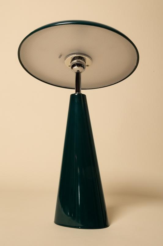 Audrey 33cm vert foncé portable De Eja - Audrey trouve parfaitement sa place sur une table basse, une table de chevet ou un rebord de fenêtre.