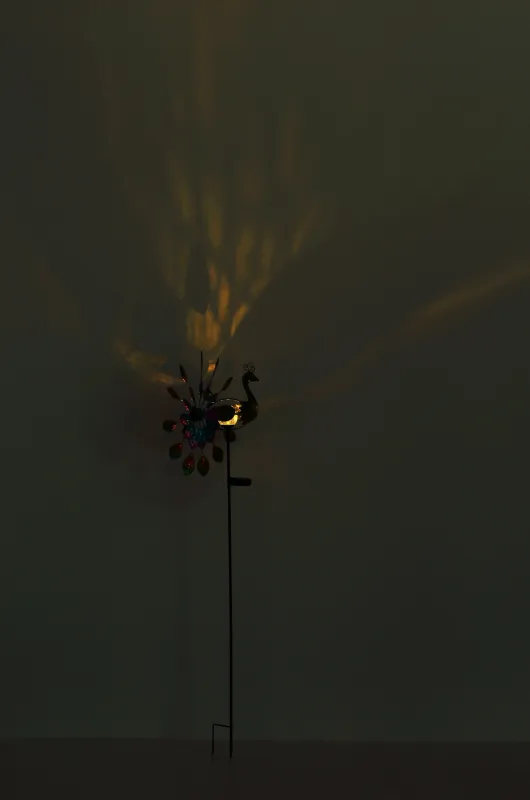 Wind Multicolore lampe solaire De Globo Lighting - En unik och livfull dekoration som ger tr&auml;dg&aring;rden en extra touch av f&auml;rg och elegans!