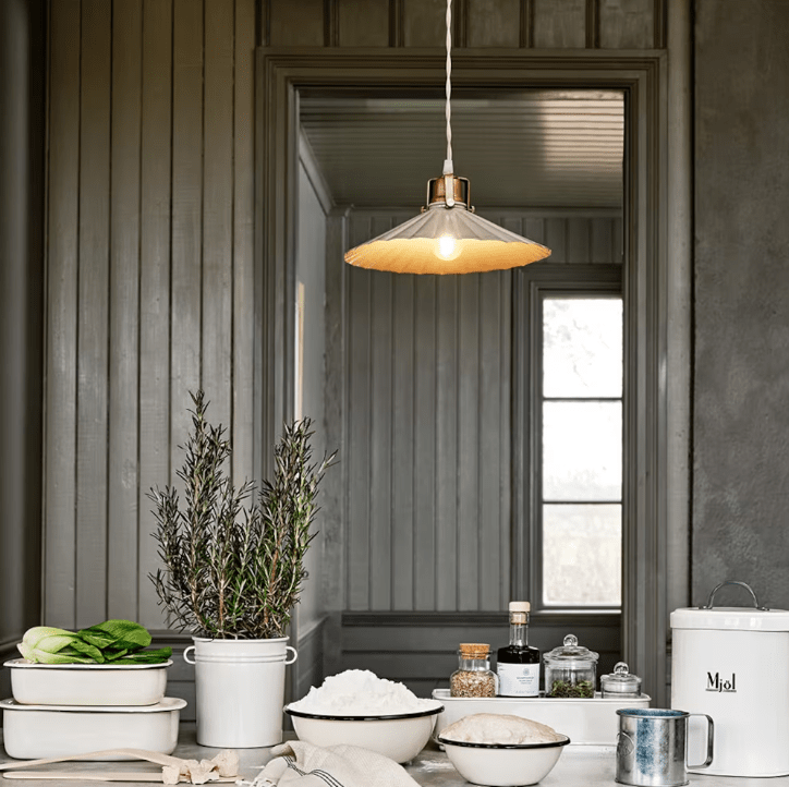 Anita Ø30 Beige lampe de fenêtre De Strömshaga - La lampe n'a pas de connexion au mur ou au plafond, vous pouvez donc d&eacute;cider &agrave; quoi vous souhaitez la connecter.