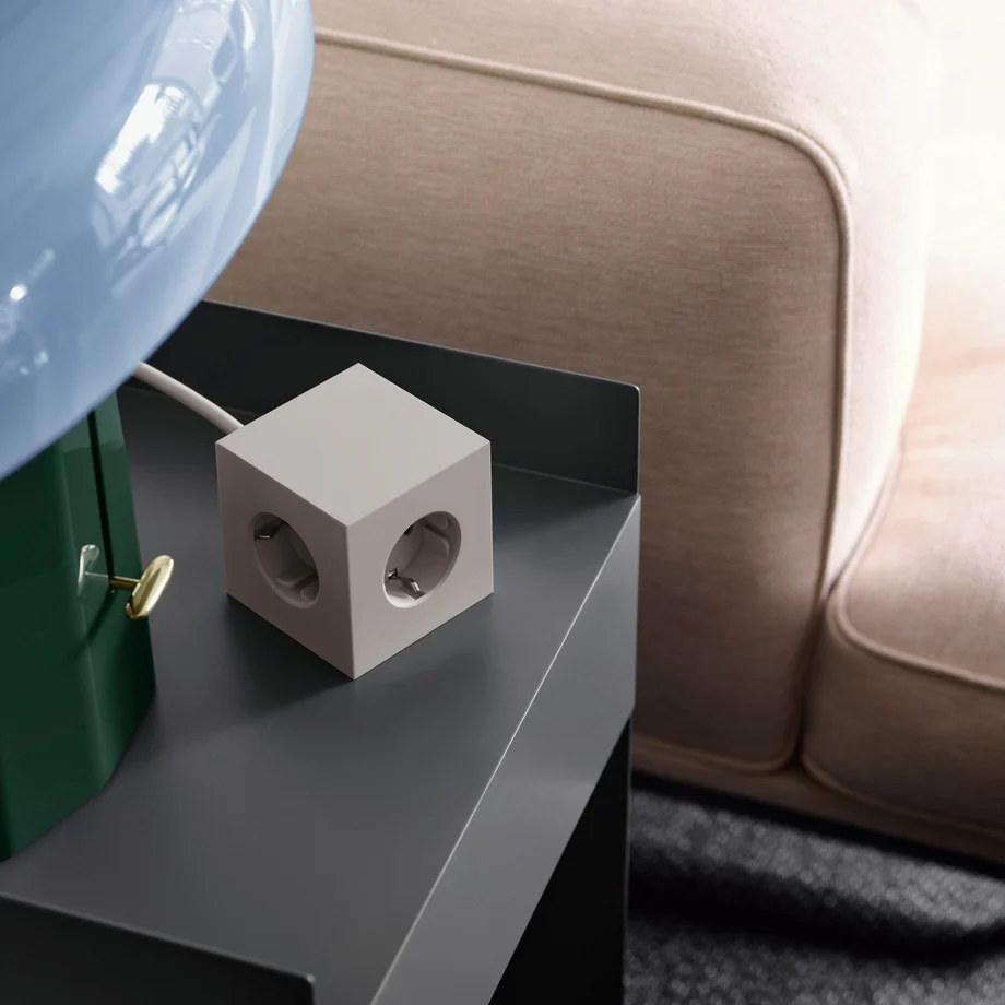 Square 1 with 30W Dual USBC & Magnetic base, 3m Sable De Avolt - Multiprise au design &eacute;l&eacute;gant d'Avolt avec un long c&acirc;ble en PVC, un cube en plastique recycl&eacute; et une plaque magn&eacute;tique sur le fond pour l'accrocher au mur.