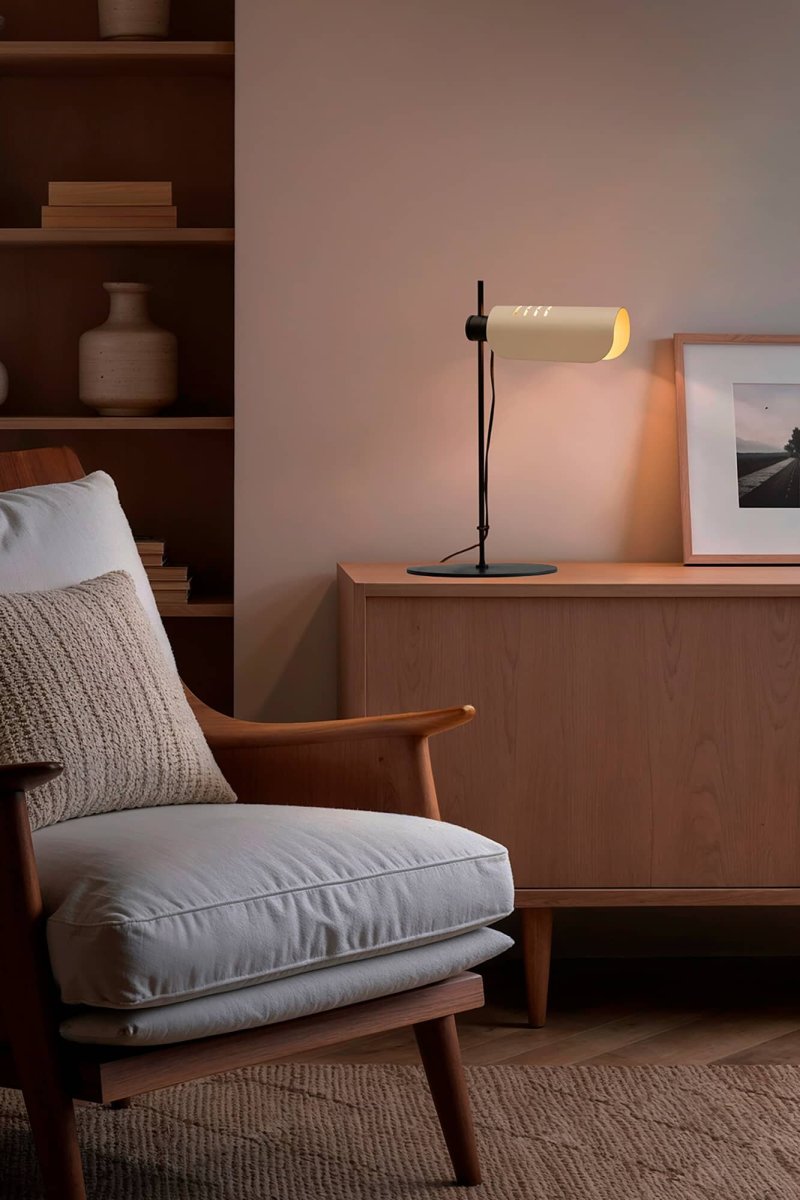Martinica 53cm Beige lampe de bureau De Faro Barcelona - Une lampe qui rompt avec l'aust&eacute;rit&eacute; et invite &agrave; jouer avec la lumi&egrave;re, aussi bien dans les espaces r&eacute;sidentiels que publics.