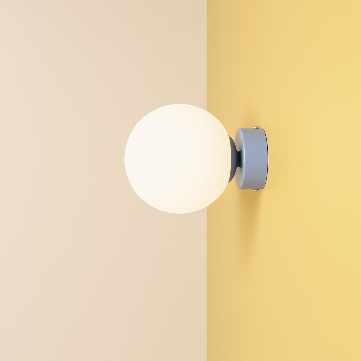 Ball Ø15 Bleu applique murale De Artera - Grâce à son design minimaliste, la lampe s'intègre parfaitement dans les intérieurs modernes et classiques, tout en fournissant une lumière efficace qui améliore l'atmosphère de la pièce.