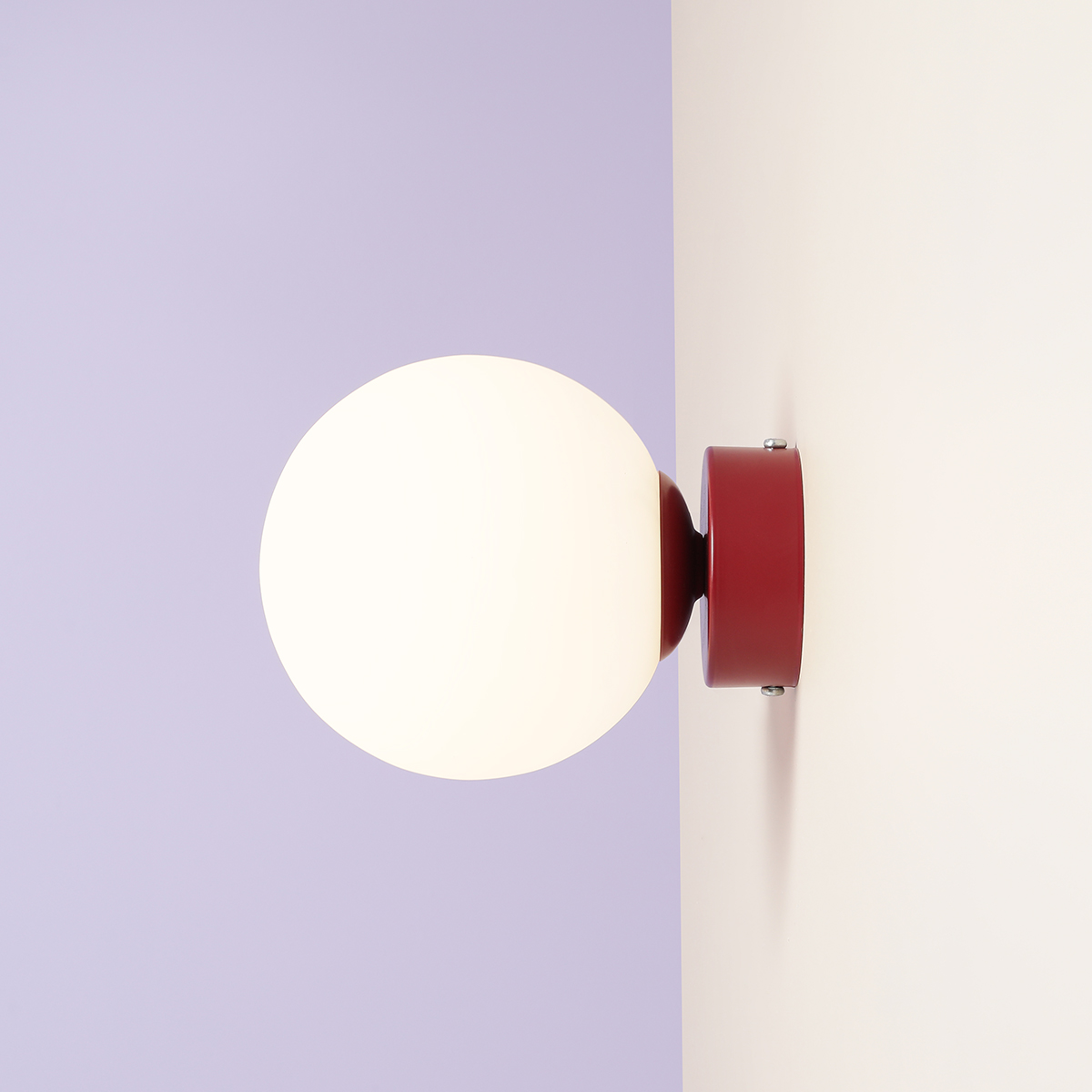 Ball Ø15 Bourgogne applique murale De Artera - Grâce à son design minimaliste, la lampe s'intègre parfaitement dans les intérieurs modernes et classiques, tout en fournissant une lumière efficace qui améliore l'atmosphère de la pièce.