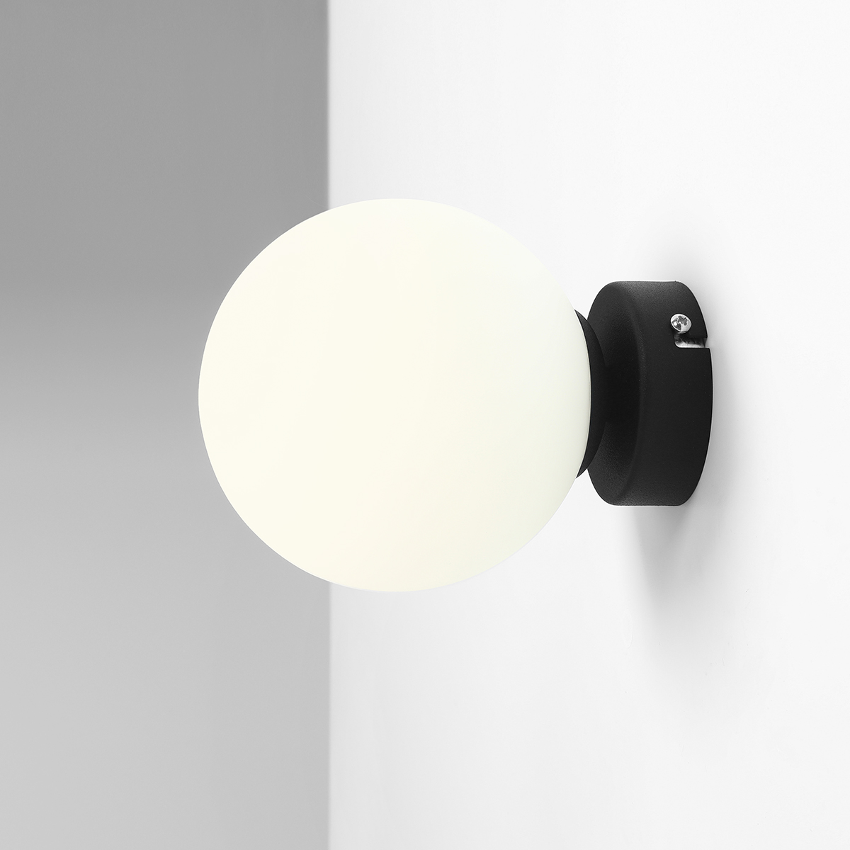 Ball Ø15 Noir applique murale De Artera - Avec sa forme sphérique simple et élégante, il fournit une lumière douce et atmosphérique qui crée une atmosphère chaleureuse et accueillante dans n'importe quelle pièce.