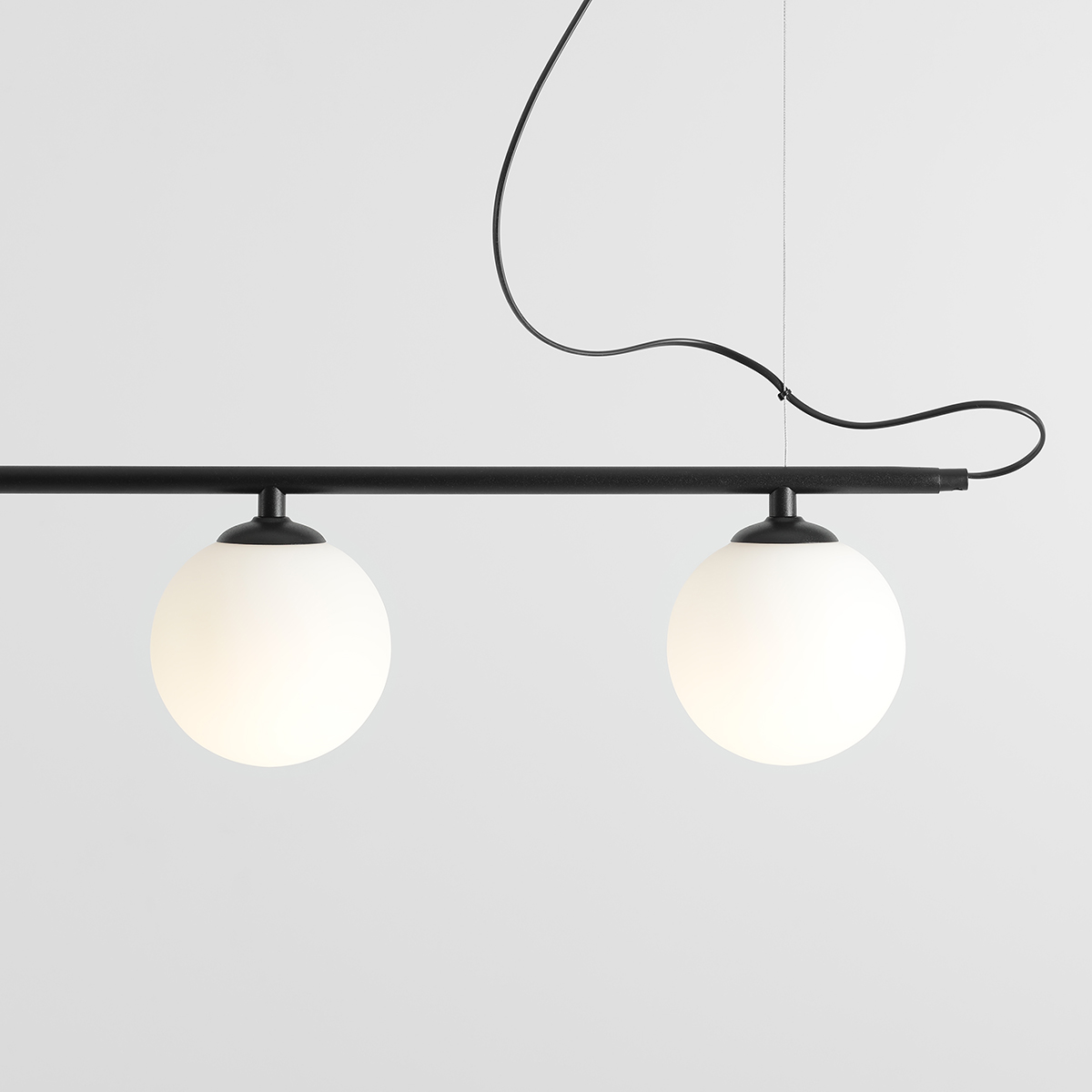 Beryl 140cm Noir suspension De Artera - La tige noire minimaliste crée un contraste élégant avec les sphères blanches et donne à la lampe un look moderne et élégant.