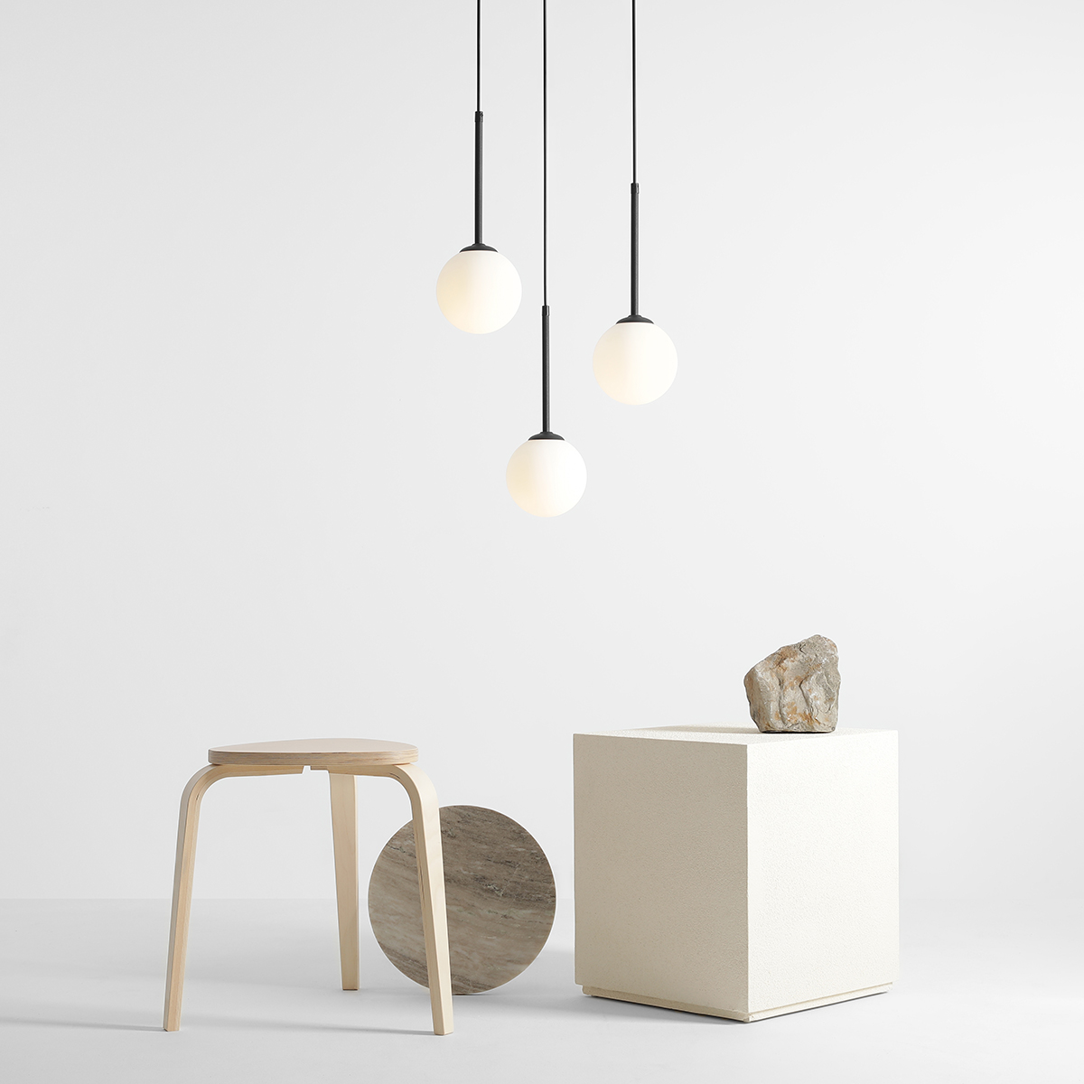 Bosso Ø44 Noir suspension De Artera - La lumière douce de la lampe crée une atmosphère chaleureuse et accueillante, tandis que les détails métalliques élégants ajoutent une touche de luxe.