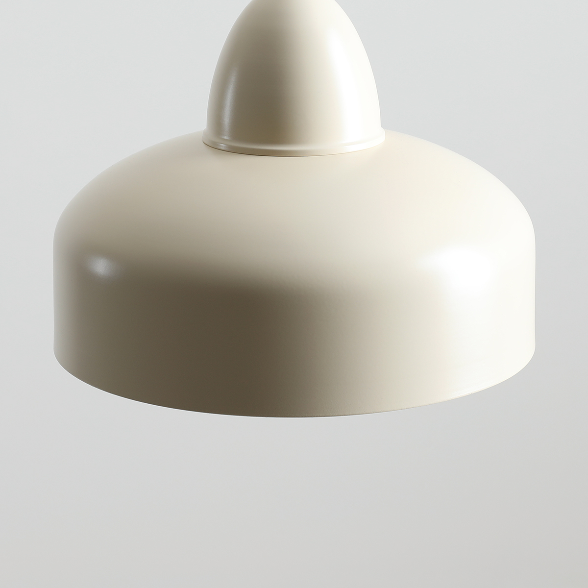 Como Ø30 blanc crème suspension De Artera - Avec sa suspension facile et sa construction robuste, cette suspension est à la fois pratique et élégante : un ajout parfait pour ajouter une touche subtile mais sophistiquée à votre maison.