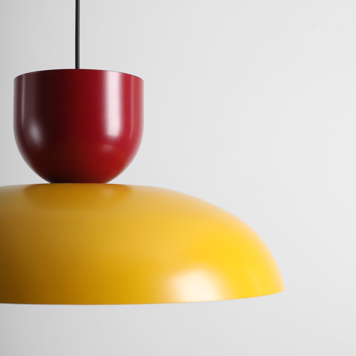 Ella Ø47 Jaune/rouge suspension De Artera - Ses magnifiques teintes jaune moutarde et bordeaux en font un élément à la fois ludique et élégant dans n'importe quelle pièce.