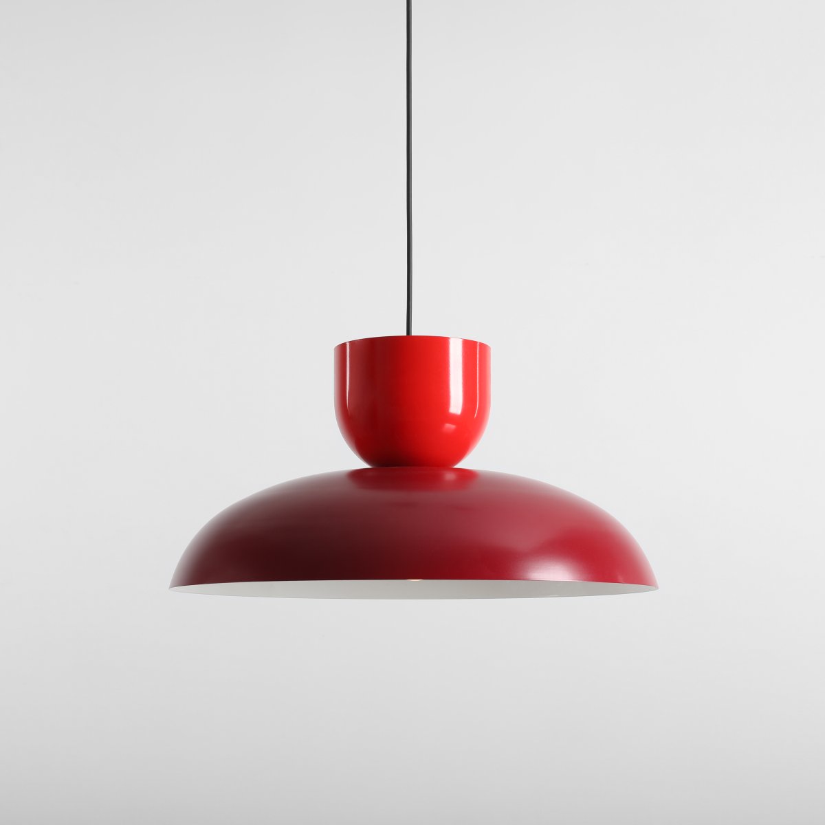 Ella Ø47 ROUGE suspension De Artera - Ses magnifiques couleurs, rouge vif et bordeaux, en font un élément central à la fois ludique et élégant dans tout intérieur.