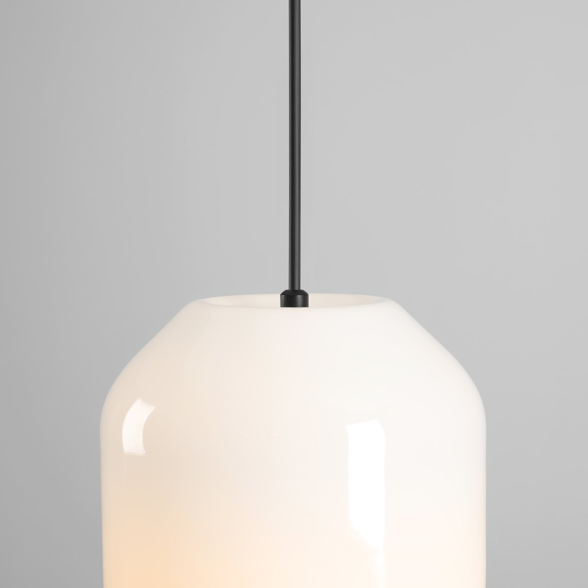 Flask Ø18 Noir suspension De Artera - Son abat-jour rond en verre opale diffuse une lumière douce et agréable, créant une ambiance chaleureuse.