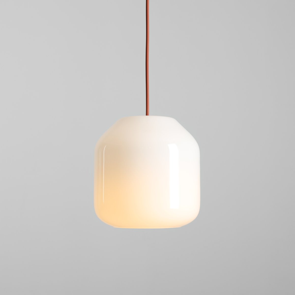 Flask Ø18 Terre cuite suspension De Artera - Les détails métalliques et le câble assorti, d'une belle couleur terre cuite, confèrent à la lampe un caractère à la fois harmonieux et ludique.