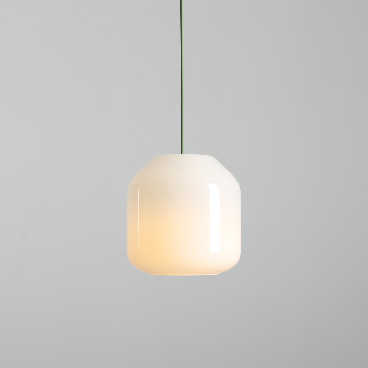 Flask Ø18 Vert suspension De Artera - Les détails métalliques et le câble assorti, d'un magnifique vert sauge, confèrent à la lampe un caractère à la fois harmonieux et ludique.