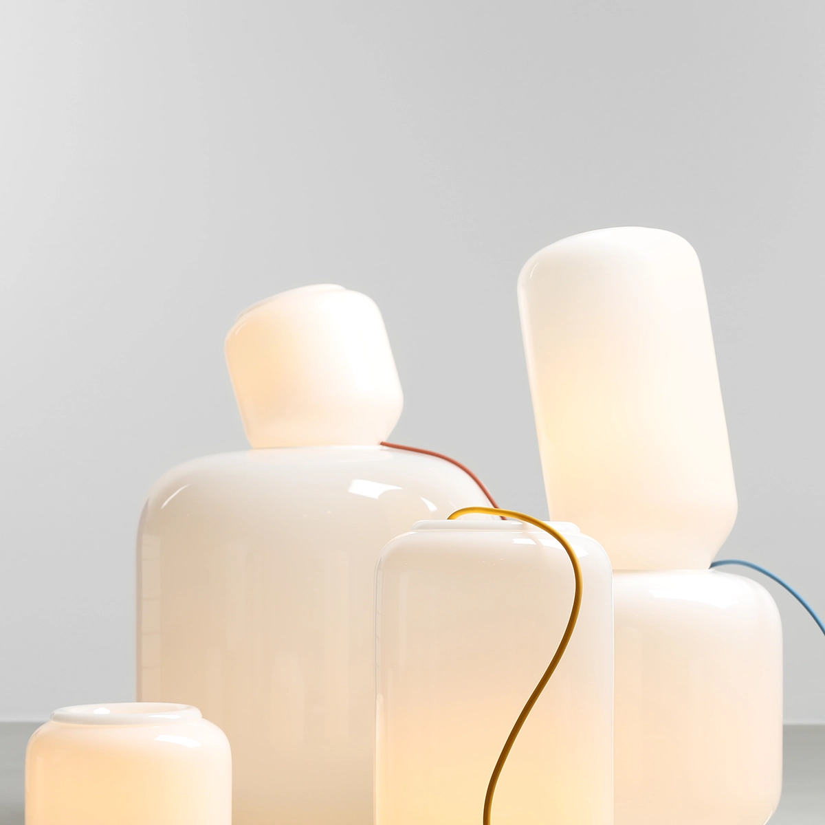 Flask 18cm Blanc/jaune lampe de table De Artera - Le câble jaune apporte une touche de couleur et confère à la lampe une allure harmonieuse et ludique.