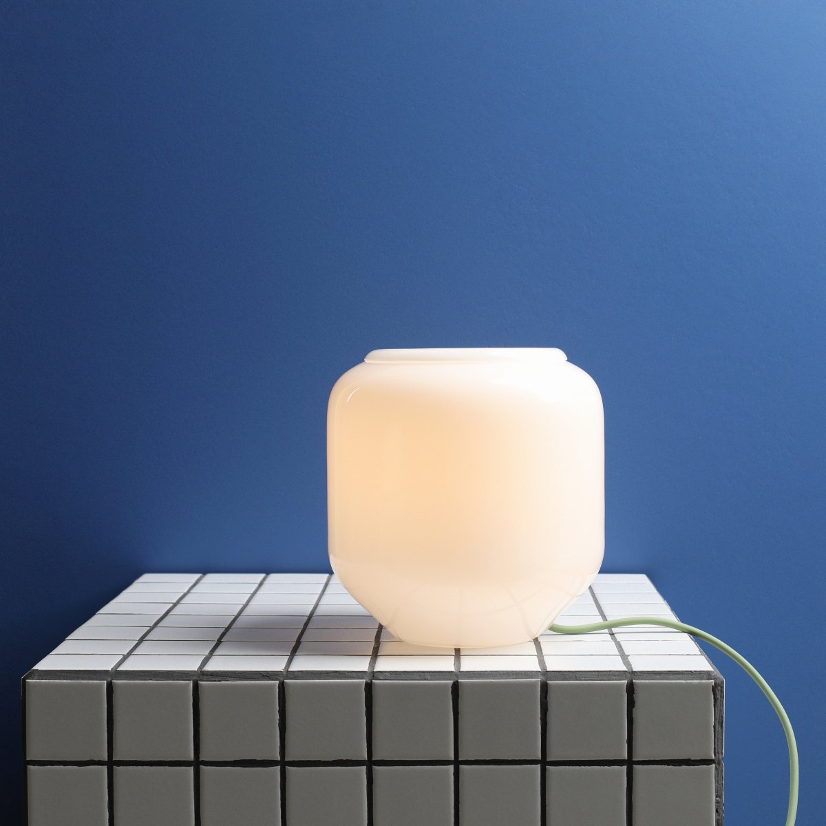 Flask 18cm Blanc/vert lampe de table De Artera - Flask est une lampe de table élégante aux formes douces et arrondies et à la palette de couleurs modernes.