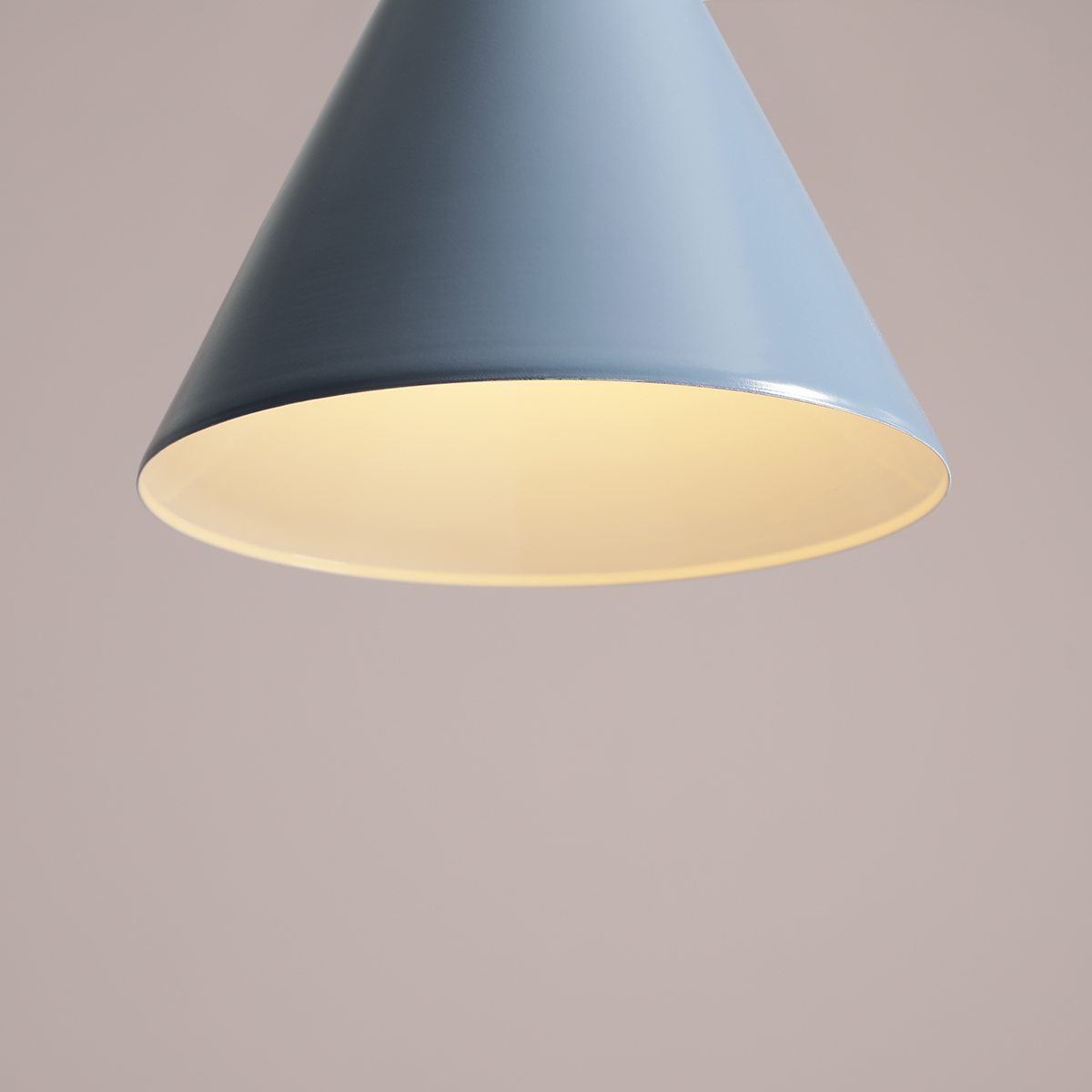 Form Ø24 Bleu suspension De Artera - Grâce à son design intemporel et à sa couleur subtile, la lampe s'intègre parfaitement dans différents styles d'intérieur, tout en ajoutant une touche sophistiquée et moderne à la pièce.