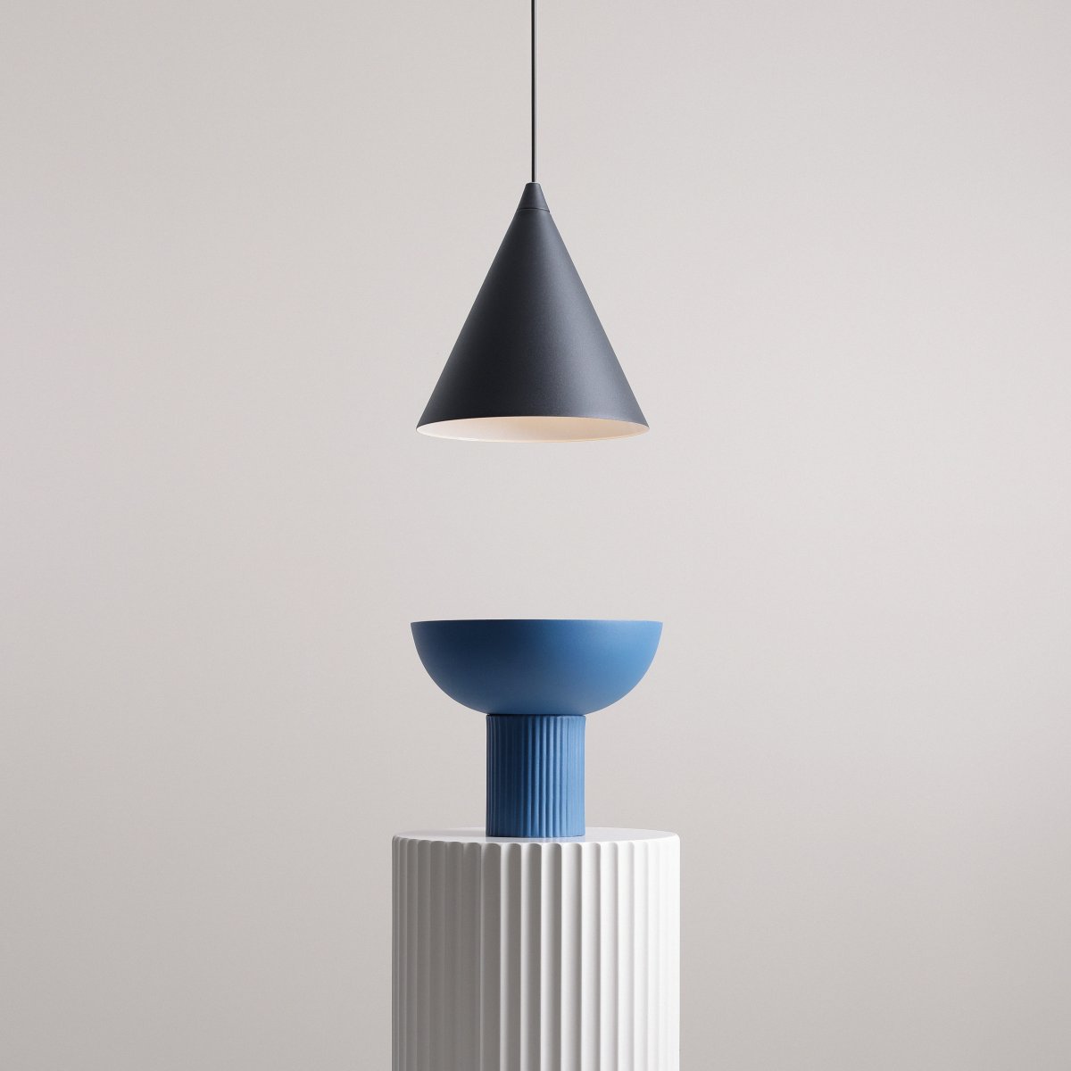 Form Ø24 Noir suspension De Artera - Grâce à son design intemporel et à sa couleur subtile, la lampe s'intègre parfaitement dans différents styles d'intérieur, tout en ajoutant une touche sophistiquée et moderne à la pièce.