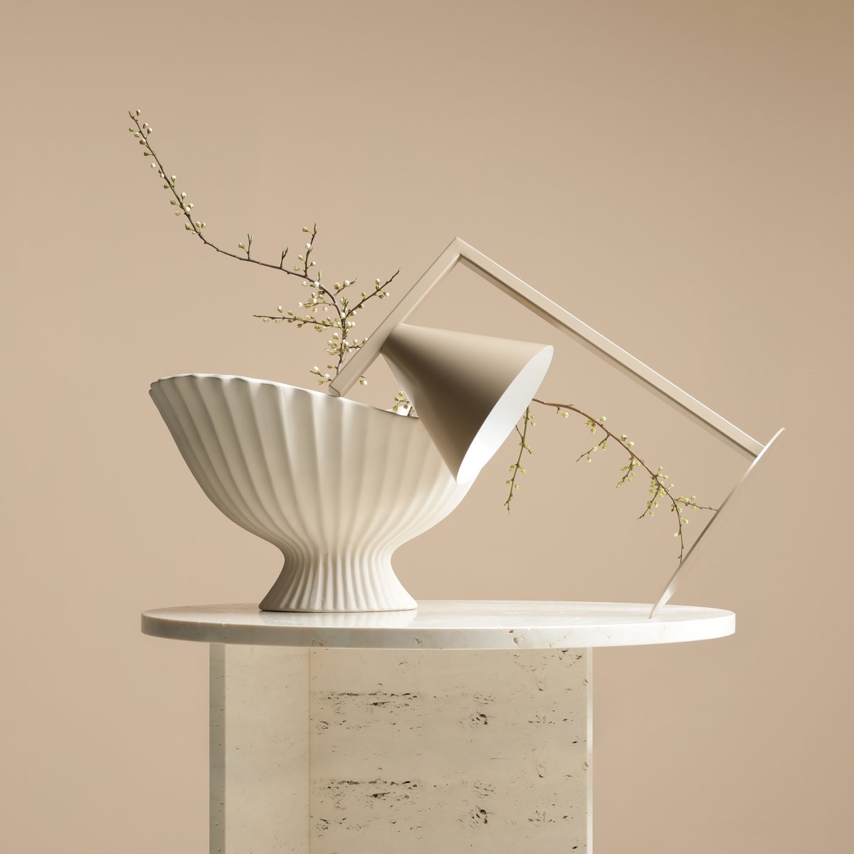 Form 40cm Beige lampe de table De Artera - La lampe fournit une lumière focalisée et est donc idéale pour être placée sur une table à côté du canapé, du lit ou dans un coin où une lumière supplémentaire est nécessaire.