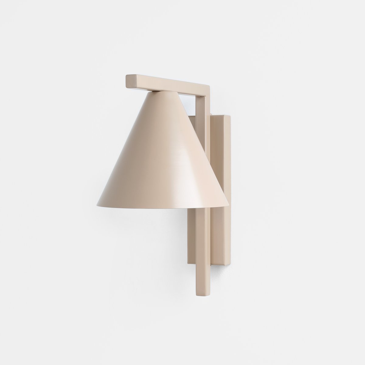 Form 23cm Beige applique murale De Artera - Gr&acirc;ce &agrave; son design intemporel et &agrave; sa couleur subtile, la lampe s'int&egrave;gre parfaitement dans diff&eacute;rents styles d'int&eacute;rieur, tout en ajoutant une touche sophistiqu&eacute;e et moderne &agrave; la pi&egrave;ce.