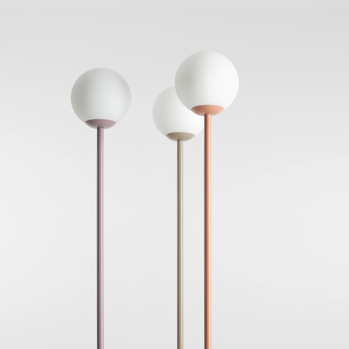 Pinne Corail lampadaire De Artera - La base fine de la lampe dans un ton rouge corail subtil lui donne un look moderne et est parfaite comme détail décoratif dans le salon, la chambre ou sur le balcon.
