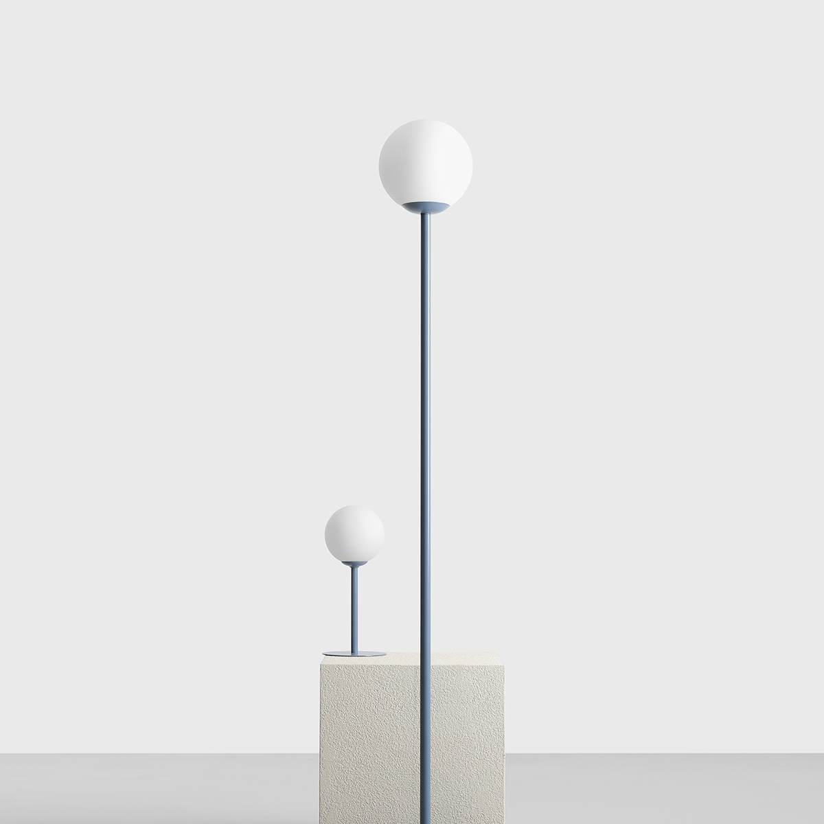 Pinne Bleu lampadaire De Artera - Le ton donne un look moderne et est parfait comme détail décoratif dans le salon, la chambre et sur la terrasse.