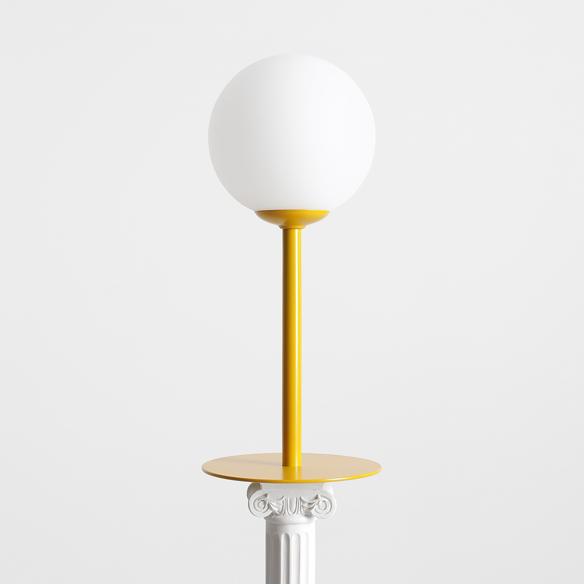 Pinne 35cm Moutarde lampe de table De Artera - La base fine de la lampe dans un ton jaune moutarde lui donne un look moderne et est parfaite comme détail décoratif dans le salon, la chambre ou sur la véranda.