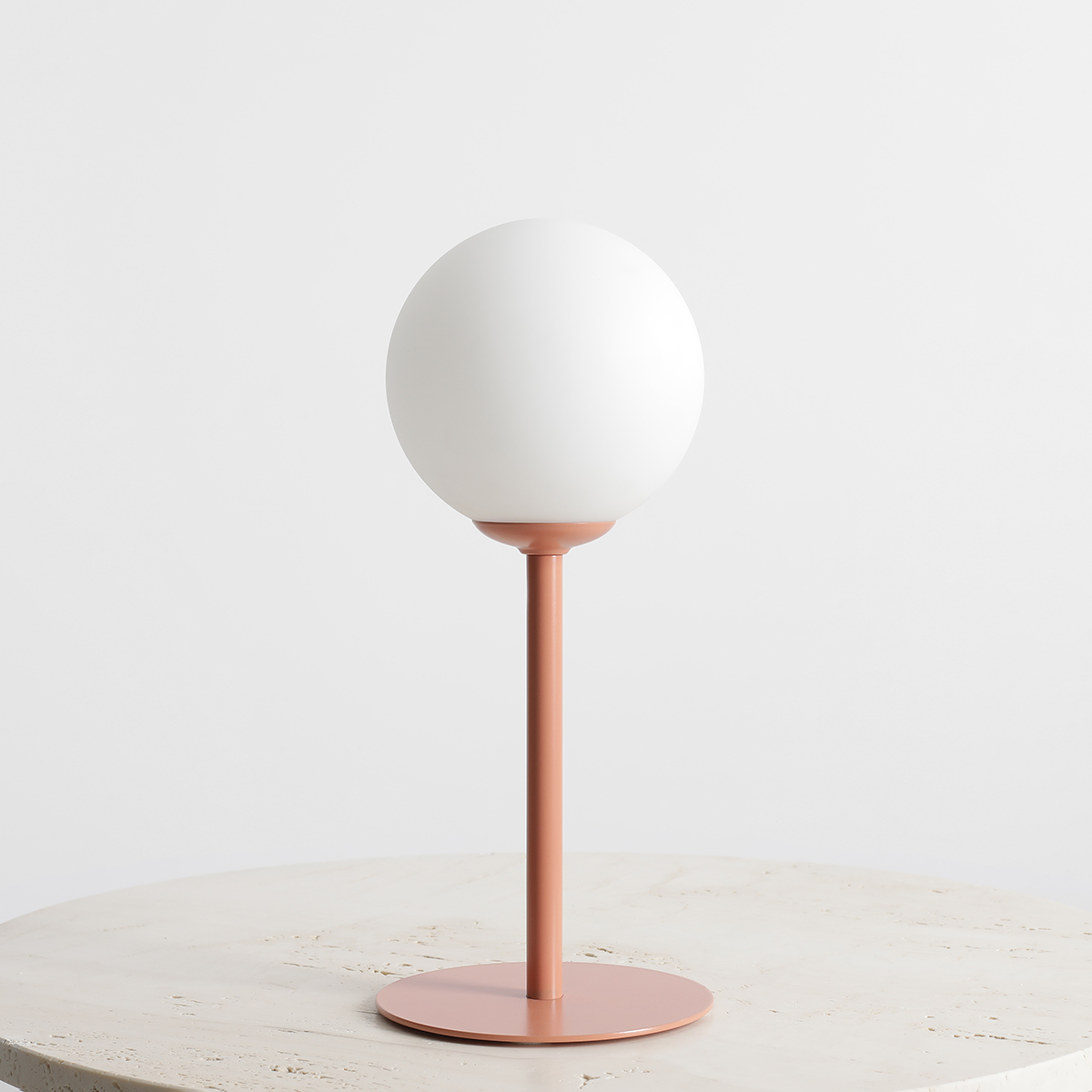 Pinne 35cm Corail lampe de table De Artera - La base fine de la lampe dans un ton rouge corail subtil lui donne un look moderne et est parfaite comme détail décoratif dans le salon, la chambre ou sur le balcon.