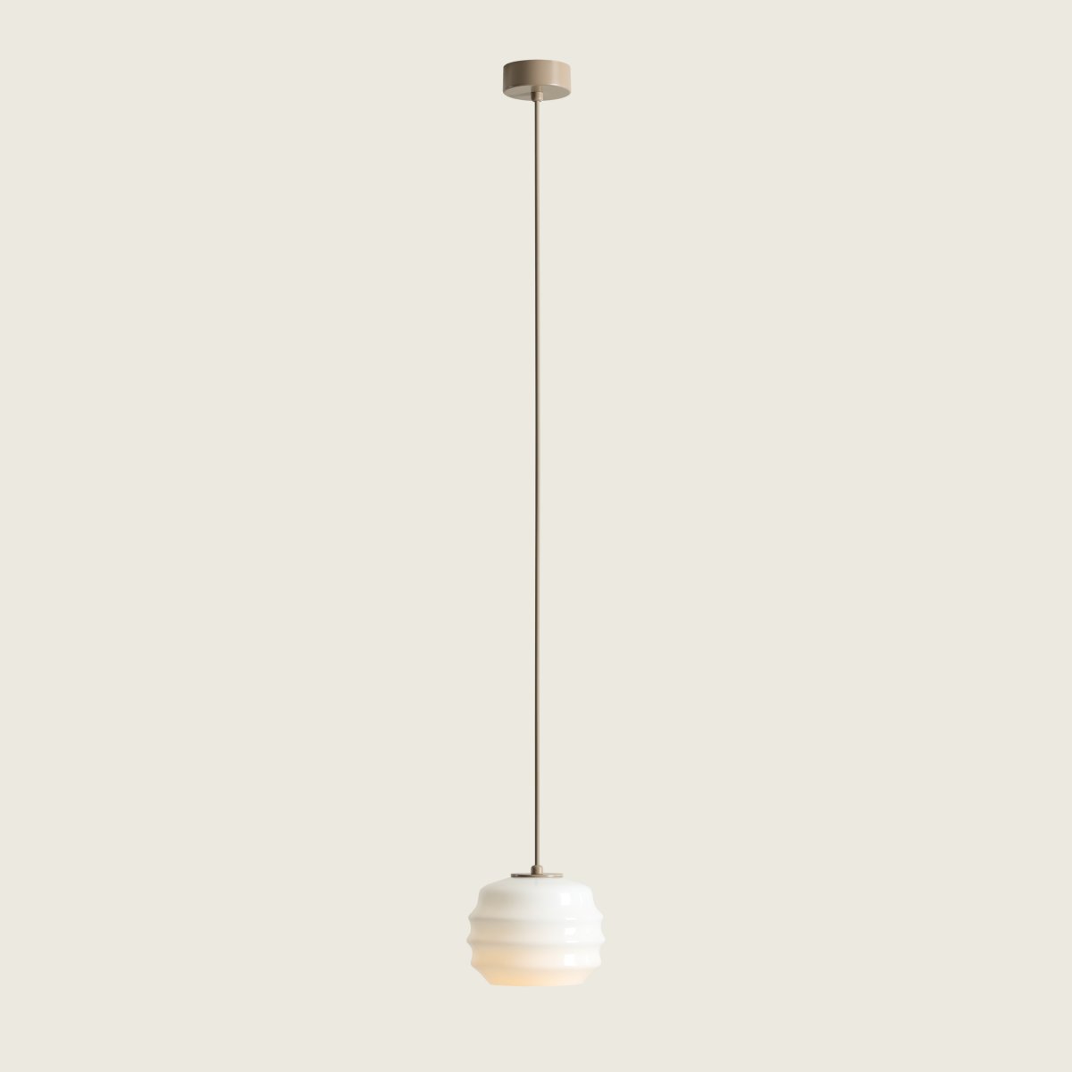 Puff Ø16 Beige suspension De Artera - Son abat-jour décoratif en verre opale blanc séduit par sa forme incurvée, conférant à la lampe une allure à la fois ludique et raffinée.