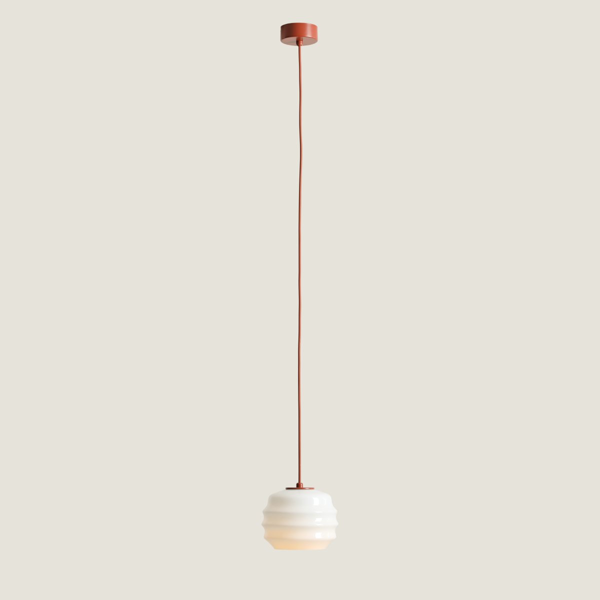 Puff Ø16 Terre cuite suspension De Artera - Son abat-jour décoratif en verre opale blanc séduit par sa forme incurvée, conférant à la lampe une allure à la fois ludique et raffinée.