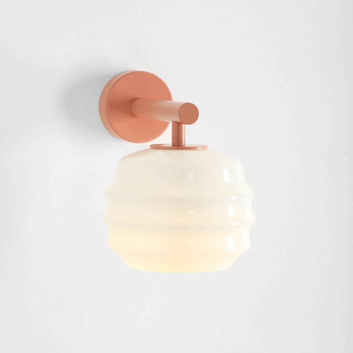 Puff 23cm Corail applique murale De Artera - Son abat-jour décoratif en verre opale blanc, aux courbes harmonieuses, confère à la lampe une allure à la fois ludique et raffinée.