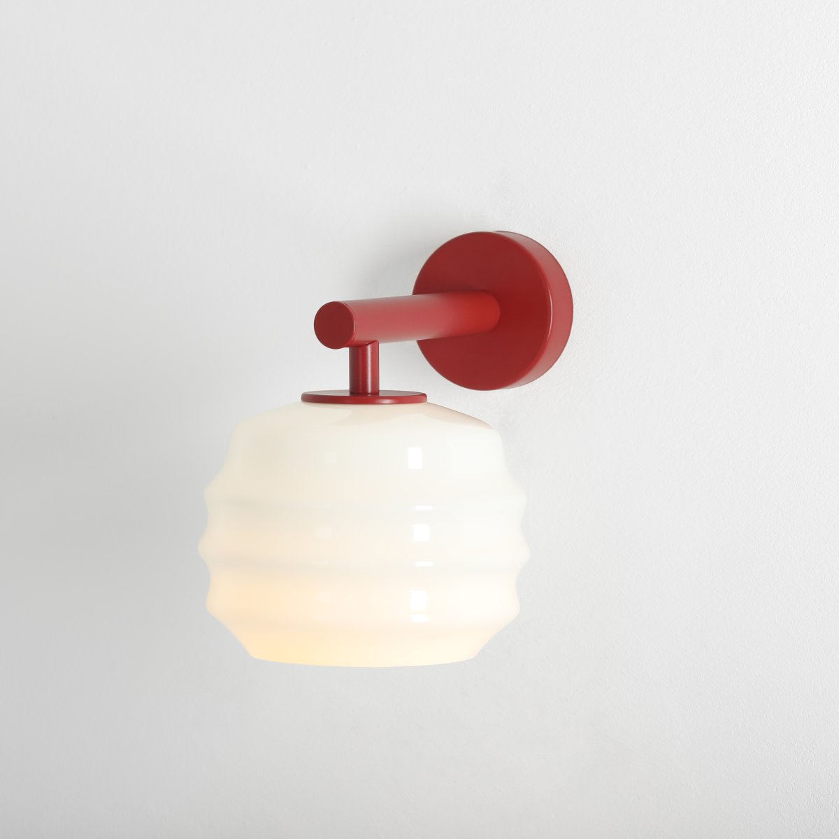 Puff 23cm Bourgogne applique murale De Artera - Puff offre une lumière douce et agréable, idéale pour créer une ambiance cosy.