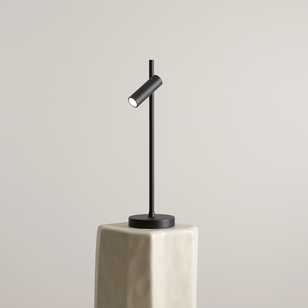 Trevo 54cm Noir lampe de bureau De Artera - La lampe de table Trevo est fabriquée en métal et offre un design moderne et fonctionnel.