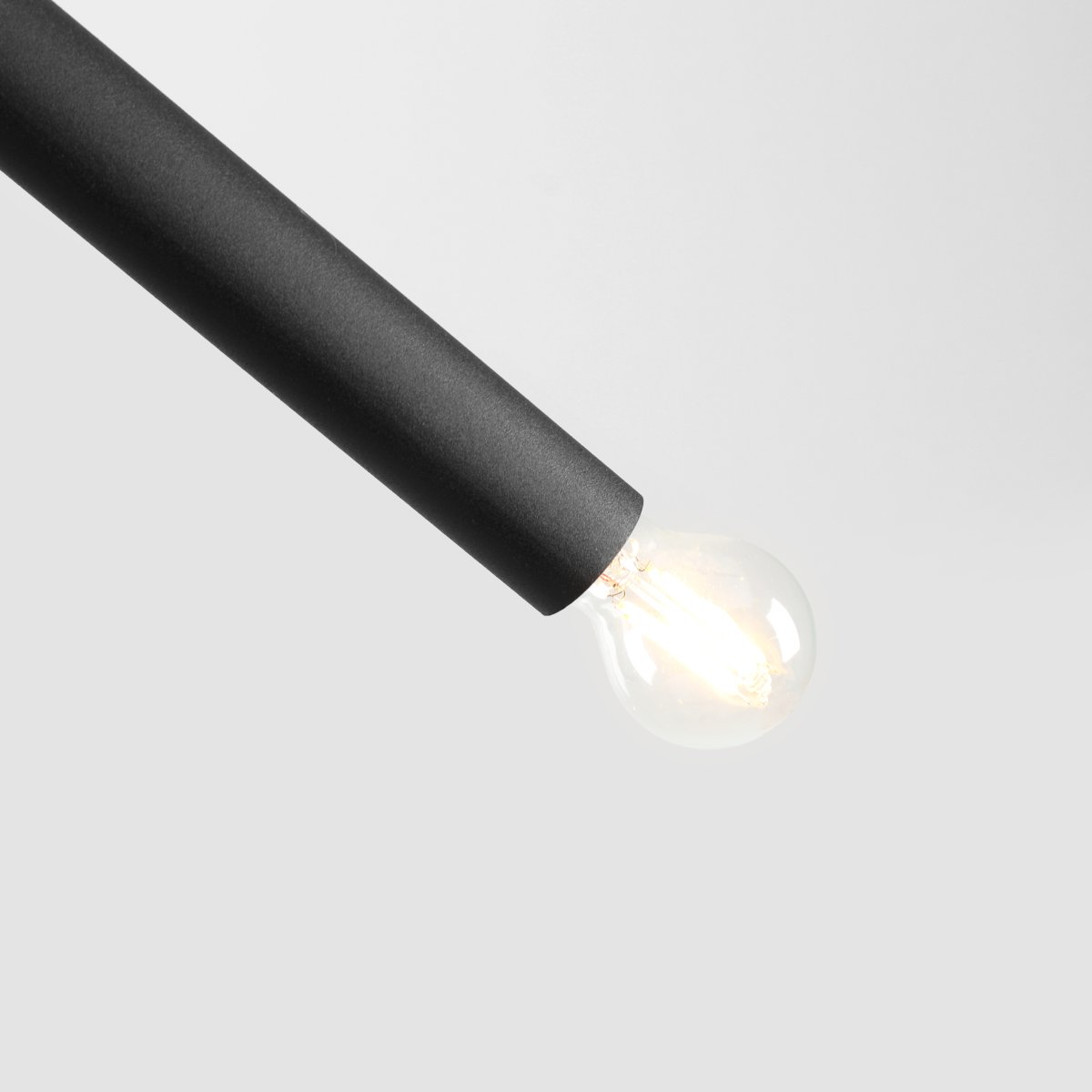 Tubo 4 100cm Noir suspension De Artera - Chaque tube mesure 100 cm de long et 3,2 cm de diamètre, et est équipé d'une source lumineuse à chaque extrémité.