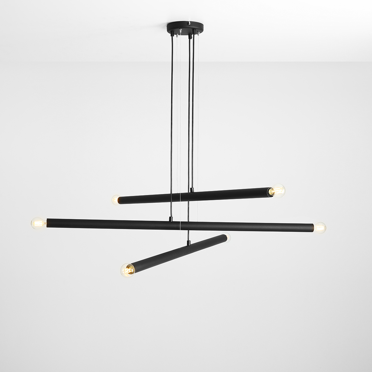 Tubo 6 100cm Noir suspension De Artera - Chaque tube mesure 100 cm de long et 3,2 cm de diamètre, et est équipé d'une source lumineuse à chaque extrémité.