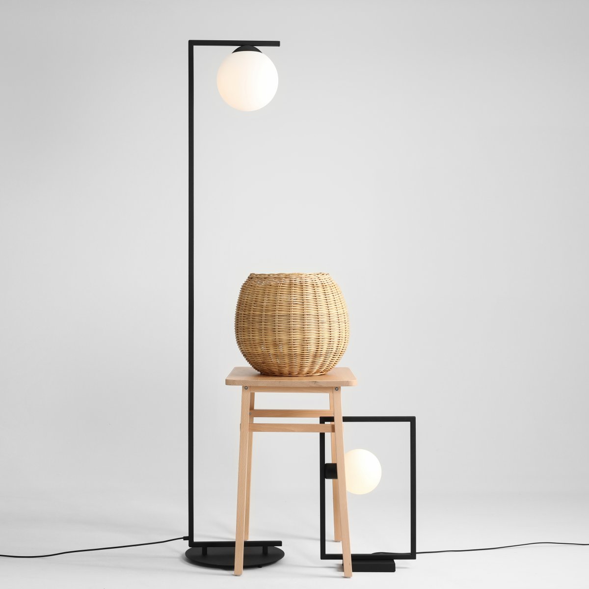 Zac Noir lampadaire De Artera - L'abat-jour en verre blanc émet une lumière douce et agréable, tandis que le cadre en métal robuste donne à la lampe un aspect élégant.