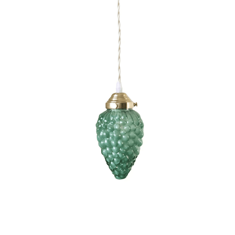 Druva Ø10 Vert lampe de fenêtre De Strömshaga - Avec sa combinaison élégante de verre vert et de forme de raisin, ainsi qu'un support de lampe en laiton, le plafonnier Druva crée une atmosphère accueillante et élégante.