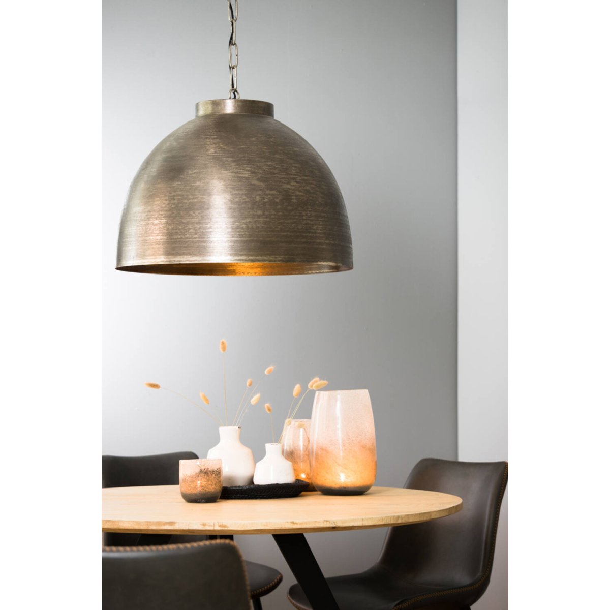 Kylie Ø60 Nickel suspension De Light & Living - Kylie est un plafonnier en métal rustique avec une finition nickel foncé lisse qui diffuse une lumière chaleureuse et agréable.