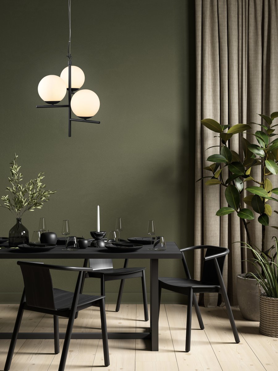 Pure Ø40 Noir suspension De Trio Lighting - La combinaison de couleurs intemporelle du verre noir mat et blanc s'adapte parfaitement à tous les styles de vie.