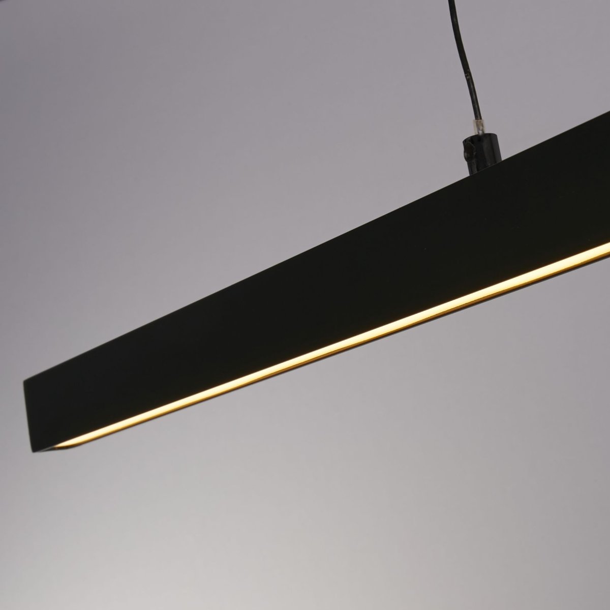 Layla 102cm Noir suspension De Searchlight - La lampe peut être levée et abaissée jusqu'à 1900 mm, avec une largeur étroite de 75 mm et une longueur de 1015 mm, ce qui la rend idéale pour une utilisation au-dessus d'une table à manger ou d'une table de cuisine.
