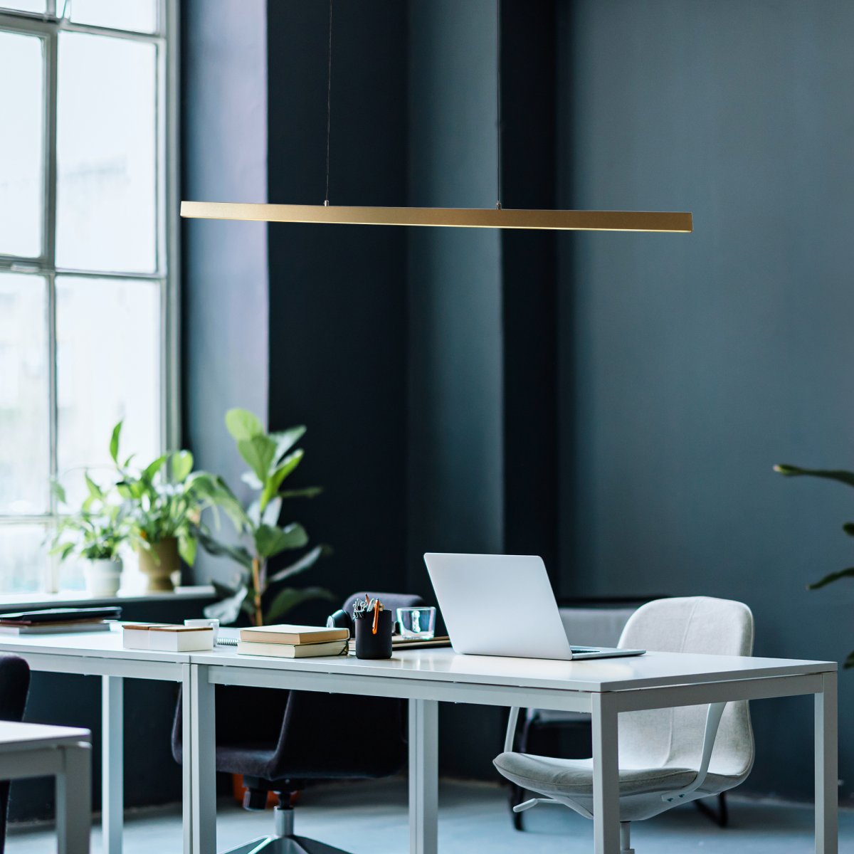 Layla 102cm Or suspension De Searchlight - La lampe peut être levée et abaissée jusqu'à 1900 mm, avec une largeur étroite de 75 mm et une longueur de 1015 mm, ce qui la rend idéale pour une utilisation au-dessus d'une table à manger ou d'une table de cuisine.