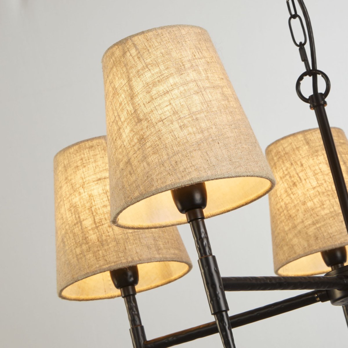 Gothic Ø66 Noir suspension De Searchlight - Grâce à sa hauteur réglable, ce luminaire s'adapte facilement à l'espace : suspendu au-dessus de la table à manger pour une ambiance chaleureuse et chaleureuse, ou plus haut dans le salon pour créer une pièce maîtresse saisissante.