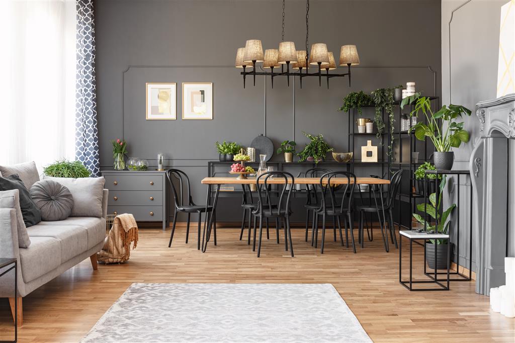 Gothic 90cm Noir suspension De Searchlight - Grâce à sa hauteur réglable, la suspension s'adapte facilement à l'espace : suspendue au-dessus de la table à manger pour une ambiance chaleureuse et chaleureuse, ou plus haut dans le salon pour créer une pièce maîtresse saisissante.