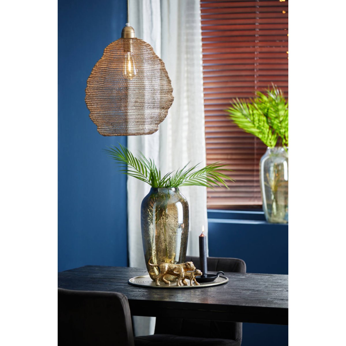 Nina Ø38 Bronze suspension De Light & Living - L'abat-jour structur&eacute; cr&eacute;e un jeu de lumi&egrave;re unique lorsque la lampe est allum&eacute;e, cr&eacute;ant une atmosph&egrave;re chaleureuse et accueillante dans la pi&egrave;ce.